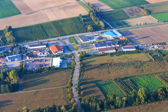 Vue aérienne de Au bar avec ALDI, PENNY et DM à Herxheim bei Landau dans le département Rhénanie-Palatinat, Allemagne
