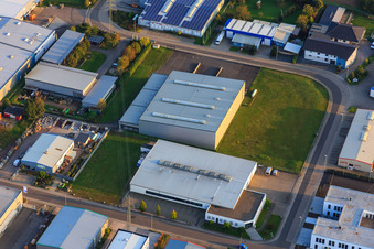 Vue aérienne de Zone industrielle de Große Ahlmühle au nord avec Herzog Etiketten KG et Weingärtner Stahl- und Metallbau GmbH à Rohrbach dans le département Rhénanie-Palatinat, Allemagne