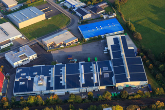 Vue aérienne de Zone industrielle de Große Ahlmühle vue de l'ouest avec RelineEurope GmbH et X2E System Engineering GmbH à Rohrbach dans le département Rhénanie-Palatinat, Allemagne