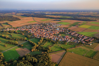 Vue aérienne de Vue du village depuis le nord-ouest à Steinweiler dans le département Rhénanie-Palatinat, Allemagne