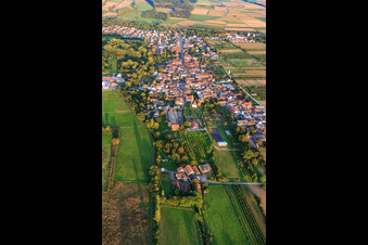 Vue aérienne de Vue du village depuis l'ouest à Winden dans le département Rhénanie-Palatinat, Allemagne