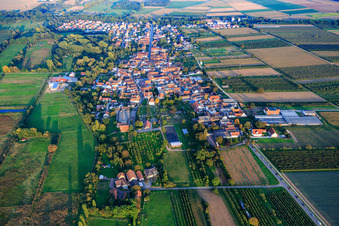 Vue aérienne de Vue d'ensemble du village depuis l'ouest à Winden dans le département Rhénanie-Palatinat, Allemagne