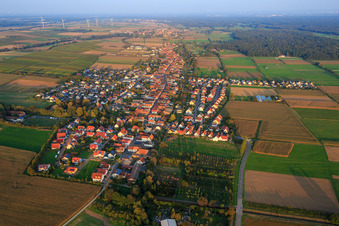 Vue d'ensemble du village depuis l'ouest à Freckenfeld dans le département Rhénanie-Palatinat, Allemagne hors des airs