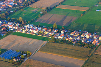 Vue aérienne de Wattstraße vue de l'ouest à Freckenfeld dans le département Rhénanie-Palatinat, Allemagne