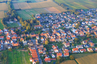 Rue principale à Freckenfeld dans le département Rhénanie-Palatinat, Allemagne vue d'en haut