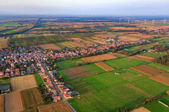Vue d'ensemble du village depuis le sud à Freckenfeld dans le département Rhénanie-Palatinat, Allemagne d'en haut