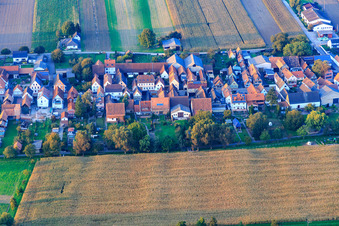 Rue principale à Freckenfeld dans le département Rhénanie-Palatinat, Allemagne depuis l'avion