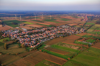 Photographie aérienne de Vue d'ensemble du village depuis le sud-ouest à Minfeld dans le département Rhénanie-Palatinat, Allemagne