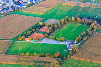 Vue aérienne de Terrains de sport du club de football SV 1946 Minfeld et du TC Minfeld à Minfeld dans le département Rhénanie-Palatinat, Allemagne
