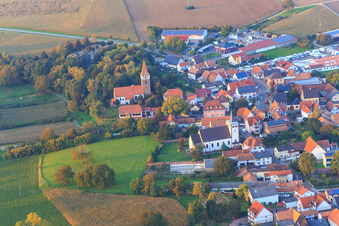 Vue aérienne de Herrengasse et Saarstraße depuis le sud à Minfeld dans le département Rhénanie-Palatinat, Allemagne