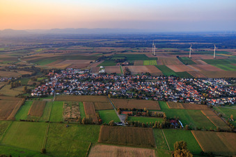 Vue aérienne de Vue d'ensemble du village depuis le sud à Minfeld dans le département Rhénanie-Palatinat, Allemagne