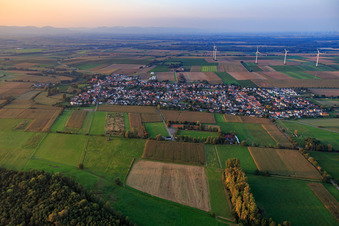 Vue aérienne de Vue d'ensemble du village depuis le sud à Minfeld dans le département Rhénanie-Palatinat, Allemagne