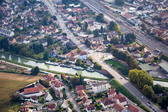 Vue aérienne de Rivière - structure de pont sur le Mühlbach à Vendenheim dans le département Bas Rhin, France