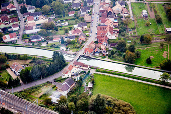 Vue aérienne de Rivière - structure de pont sur le Mühlbach à Vendenheim dans le département Bas Rhin, France