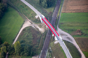 Vue aérienne de Chantier de construction du nouveau viaduc de l'ouvrage d'art du pont ferroviaire pour le tracé des voies ferrées sur le canal de la Marne au Rhin à Eckwersheim dans le département Bas Rhin, France