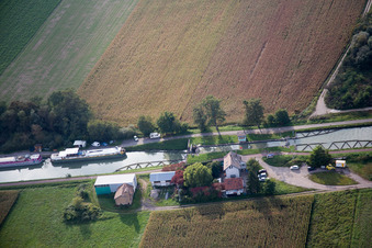 Vue aérienne de Vendenheim, Eckwersheim, canal de Marne au Rhin à Eckwersheim dans le département Bas Rhin, France
