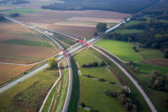Vue aérienne de Structure de pont ferroviaire pour le tracé des voies ferrées de la ligne à grande vitesse TGV Strasbourg-Paris sur le canal Rhin-Rhône à Eckwersheim dans le département Bas Rhin, France