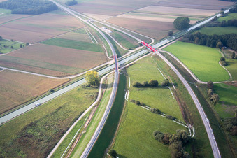 Photographie aérienne de Chantier de construction du nouveau viaduc de l'ouvrage d'art du pont ferroviaire pour le tracé des voies ferrées sur le canal de la Marne au Rhin à Eckwersheim dans le département Bas Rhin, France