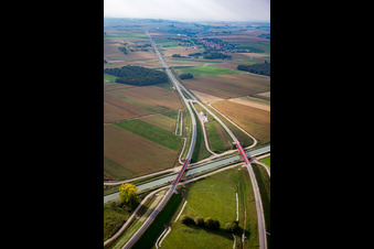 Vue oblique de Chantier de construction du nouveau viaduc de l'ouvrage d'art du pont ferroviaire pour le tracé des voies ferrées sur le canal de la Marne au Rhin à Eckwersheim dans le département Bas Rhin, France