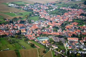 Vue aérienne de Vue sur le village à Weitbruch dans le département Bas Rhin, France