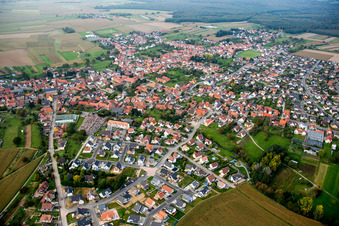 Vue aérienne de Vue sur le village à Weitbruch dans le département Bas Rhin, France