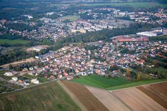 Vue aérienne de Vue des rues et des maisons dans les quartiers résidentiels à Bischwiller dans le département Bas Rhin, France