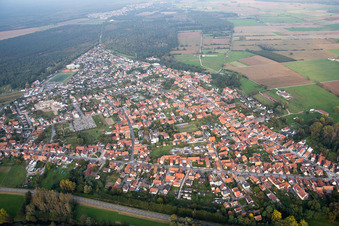 Vue aérienne de Oberhoffen-sur-Moder dans le département Bas Rhin, France