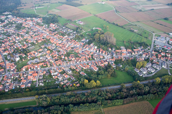 Vue aérienne de Oberhoffen-sur-Moder dans le département Bas Rhin, France