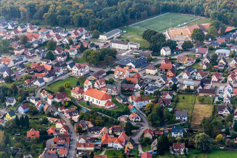 Vue aérienne de Vue sur le village à Schirrhein dans le département Bas Rhin, France