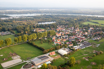 Vue aérienne de Les rives du Rhin à Fort-Louis dans le département Bas Rhin, France
