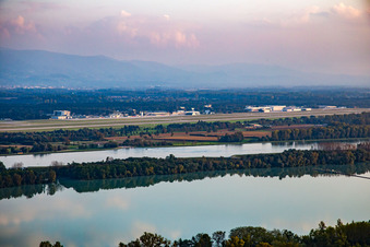 Vue aérienne de L'aéroport de Baden vu de l'ouest à le quartier Söllingen in Rheinmünster dans le département Bade-Wurtemberg, Allemagne