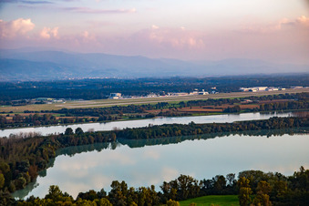 Vue aérienne de L'aéroport de Baden vu de l'ouest à le quartier Söllingen in Rheinmünster dans le département Bade-Wurtemberg, Allemagne