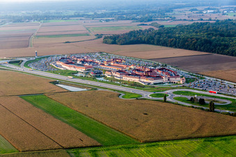Vue aérienne de Centre commercial Roppenheim The Style Outlets à Roppenheim dans le département Bas Rhin, France