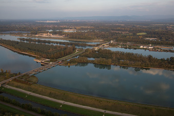 Vue aérienne de Systèmes d'écluses de l'Office des eaux et de la navigation de Fribourg et d'EnBW Energie Baden-Württemberg AG, centrale électrique du Rhin Iffezheim sur les rives de la voie navigable du Rhin à Iffezheim dans le département Bade-Wurtemberg, Allemagne