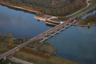 Photographie aérienne de Systèmes d'écluses de l'Office des eaux et de la navigation de Fribourg et d'EnBW Energie Baden-Württemberg AG, centrale électrique du Rhin Iffezheim sur les rives de la voie navigable du Rhin à Iffezheim dans le département Bade-Wurtemberg, Allemagne