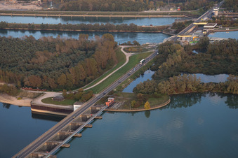 Vue oblique de Systèmes d'écluses de l'Office des eaux et de la navigation de Fribourg et d'EnBW Energie Baden-Württemberg AG, centrale électrique du Rhin Iffezheim sur les rives de la voie navigable du Rhin à Iffezheim dans le département Bade-Wurtemberg, Allemagne