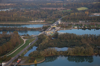 Systèmes d'écluses de l'Office des eaux et de la navigation de Fribourg et d'EnBW Energie Baden-Württemberg AG, centrale électrique du Rhin Iffezheim sur les rives de la voie navigable du Rhin à Iffezheim dans le département Bade-Wurtemberg, Allemagne d'en haut