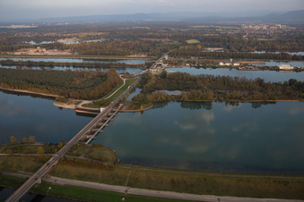 Systèmes d'écluses de l'Office des eaux et de la navigation de Fribourg et d'EnBW Energie Baden-Württemberg AG, centrale électrique du Rhin Iffezheim sur les rives de la voie navigable du Rhin à Iffezheim dans le département Bade-Wurtemberg, Allemagne hors des airs