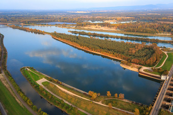 Vue aérienne de Écluse du Rhin d'Iffezheim avec pont vers la France à Beinheim dans le département Bas Rhin, France