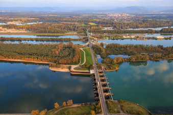 Vue aérienne de Écluse du Rhin Iffezheim avec pont vers la France à Iffezheim dans le département Bade-Wurtemberg, Allemagne