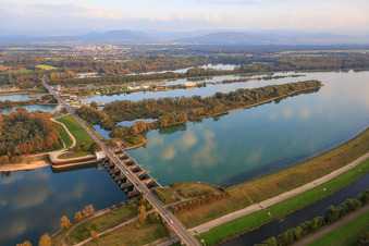 Vue aérienne de Écluse du Rhin d'Iffezheim avec pont vers la France à Beinheim dans le département Bas Rhin, France
