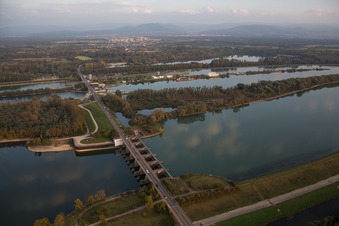 Systèmes d'écluses de l'Office des eaux et de la navigation de Fribourg et d'EnBW Energie Baden-Württemberg AG, centrale électrique du Rhin Iffezheim sur les rives de la voie navigable du Rhin à Iffezheim dans le département Bade-Wurtemberg, Allemagne vue d'en haut