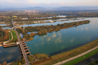Vue aérienne de Écluse du Rhin Iffezheim avec pont vers la France à Iffezheim dans le département Bade-Wurtemberg, Allemagne