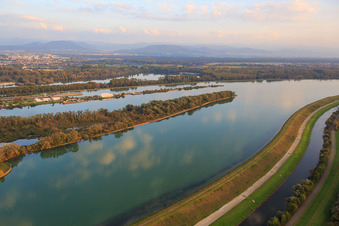 Vue aérienne de Barrage du Rhin avec piste cyclable et cours de la Moder à l'écluse du Rhin à Iffezheim à Neuhaeusel dans le département Bas Rhin, France