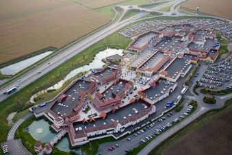 Vue aérienne de Centre commercial The North Face Outlet à Roppenheim dans le département Bas Rhin, France