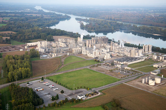 Vue aérienne de Industrie à Beinheim dans le département Bas Rhin, France