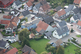 Vue aérienne de Caveau Gaentzbrunnel à Beinheim dans le département Bas Rhin, France