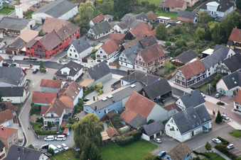 Vue aérienne de Caveau Gaentzbrunnel à Beinheim dans le département Bas Rhin, France