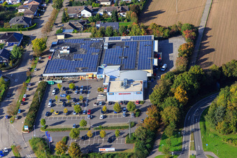 Vue aérienne de EDEKA Kissel SBK Kandel et pharmacie ROSSMANN à Kandel dans le département Rhénanie-Palatinat, Allemagne