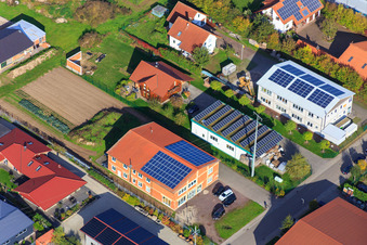 Vue aérienne de Zone industrielle Im Gereut avec Dach-Flor Begrünungs-GmbH et pose de chape et séchage de bâtiments Heuser & Söhne à Hatzenbühl dans le département Rhénanie-Palatinat, Allemagne